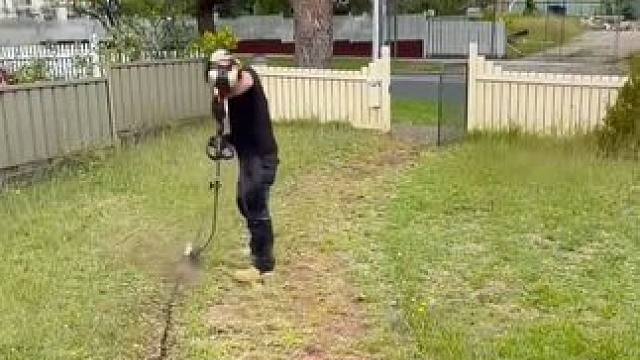 澳洲庭院清洁除草技术。#解压视频 #极度舒适 #强迫症看了很享受 #解压 #除草视频解压