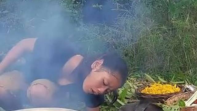 在河边烧烤大海鱼与野生食谱晚餐 #野外生活纪录片 #荒野美食 #荒野求生 #荒野达人 #野外生存