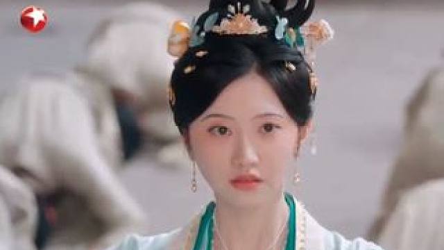 宫里派人到东平伯府宣旨，宣布封姜似为燕王妃，整个府里边的人纷纷恭喜姜似，可肖氏快气昏了头……#景甜 