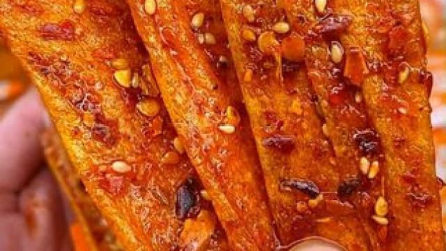 湖南特产爆辣手撕豆皮，魔鬼辣给我嘴都辣肿了#辣条 #追剧小零食 #零食推荐 #好吃到停不下来