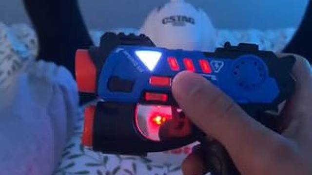 这么好玩的投影枪不把我朋友迷成制丈~ #有男生会拒绝这个玩具吗 #玩个很新的东西