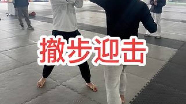 对方上步箍颈时的撤步迎击练习#泰拳 #自由搏击 #拳击