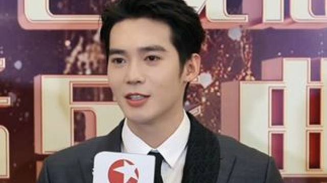 #于适  形容自己和巴太一样都是颗荔枝，外界对自己的第一印象——“壮硕硬汉”，就像荔枝的外壳框住了内