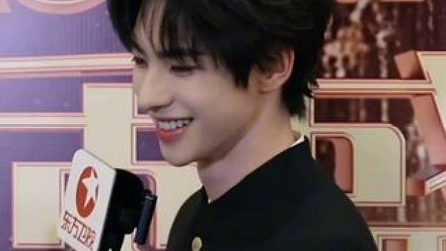 #颜安 侧脸太优秀，主持人称自己频频“溜号”。颜安：看来我可以开发新型采访模式了！#电视剧品质盛典