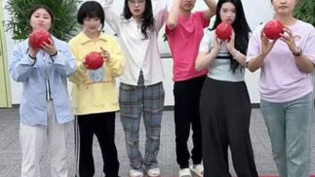 投篮球游戏，也太厉害了 #篮球 #办公室日常 #真会玩系列