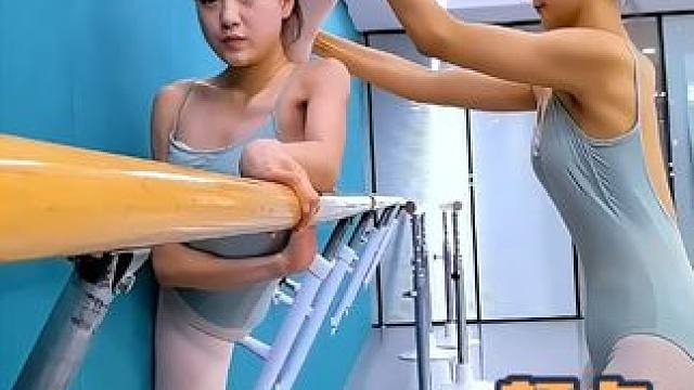 感冒拉伸一字马：小妹痛苦万分 #高难度动作 #体态纠正 #舞蹈课堂随拍
