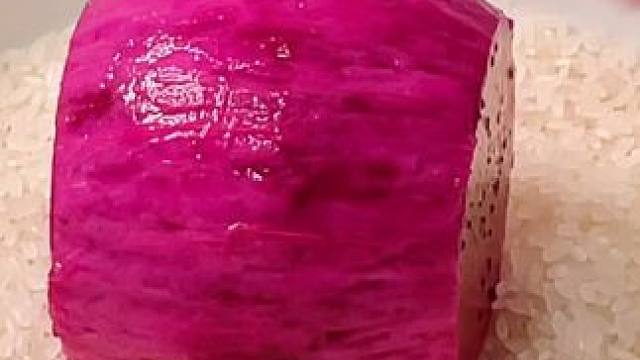 把火龙果放到大米中，出锅就是西餐厅人人都爱吃的经典美食 