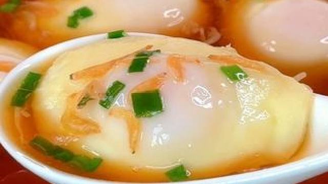 荷包蛋不要直接下锅煮，教你一招，一锅四个，一个都不散 
