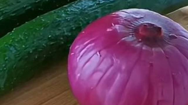 黄瓜里加1个洋葱，不用腌不用炒，开胃又下饭，比红烧肉还香！ 