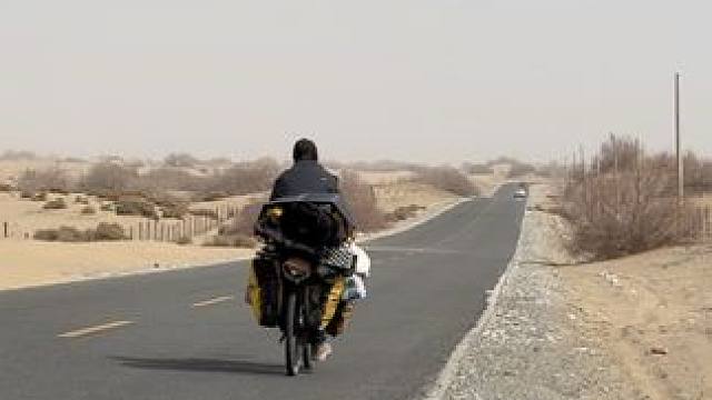 骑行新疆，走沙漠胡杨林60公里到策勒县，闲置夜市露营一菜一汤 #骑行 #骑行vlog #风和自由 #