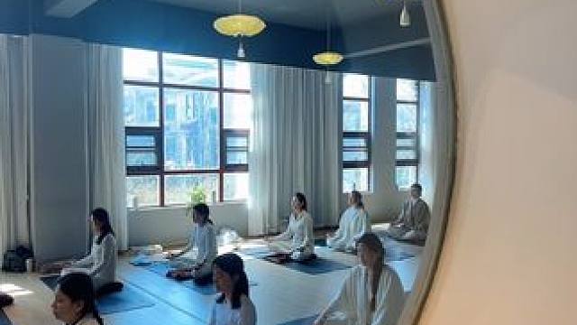 【瀞课堂】喜欢“不动声色”这个词，偷偷积攒悄悄变美；遇见自己，你若盛开清风自来…
 #我的瑜伽生活 