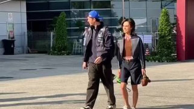 阿尔本何沐妮合同亮相 今日份的阿尔本和何沐妮，小两口笑起来越来越有夫妻相了～❤️#阿尔本 #何沐妮 