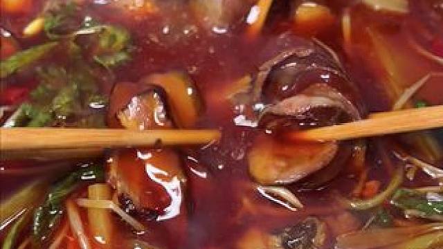 大邑的美食家们赶紧看过来，大邑的芙蓉烧烤，现在108元就能团，特色腊肉香肠火锅3-4人餐，包含腊排、