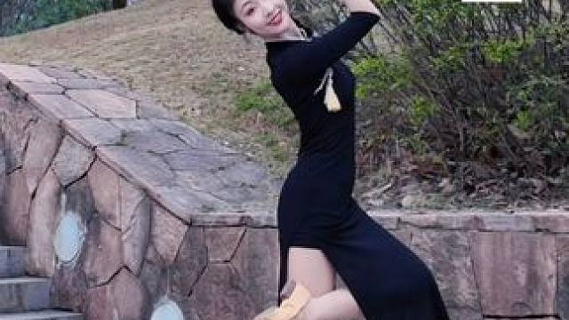 天亮以前说再见～
#雪花多舍不得冬天 #天亮以前说再见 #古典舞 #舞蹈翻跳 #旗袍舞