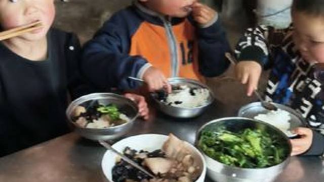 今天炒白菜，炒木耳肉吃。 #内容启发搜索