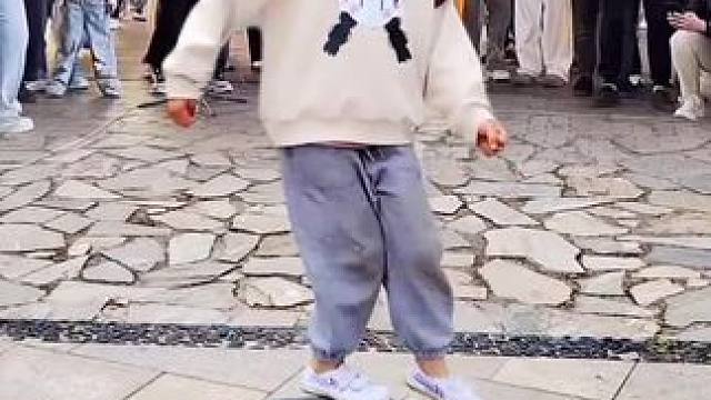 小美女表演轻功简直太厉害了，可以在大脚盆上自由行走