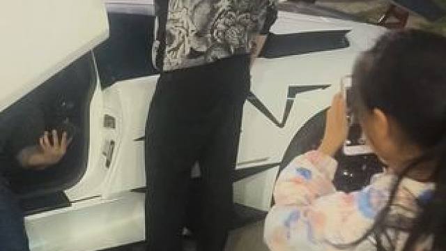 偶遇车圈顶流Mike大佬助阵F1赛事，一双“镶钻豆豆鞋”走世界，松弛感直接拉满，陕A限量蝙蝠声浪直接