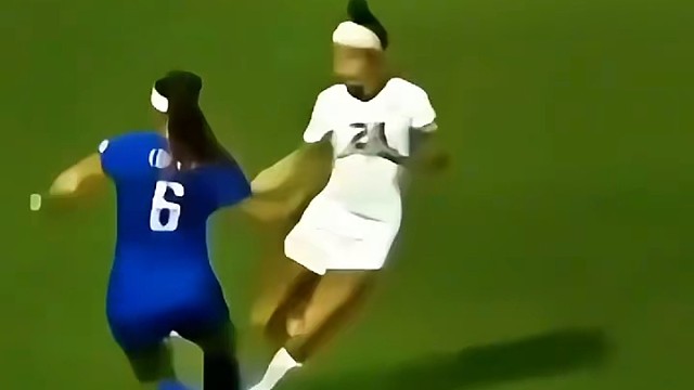 女足两名球员撞到一起头头破血流#足球