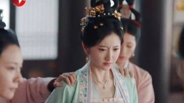 姜似参拜贤妃时遭刁难，她不甘示弱反驳并被羞辱。余七担心姜似，替她出气与贤妃起冲突...#东方卫视似锦