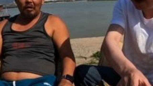 哥俩相聚长江边#穷游 #露营⛺ #露营美食