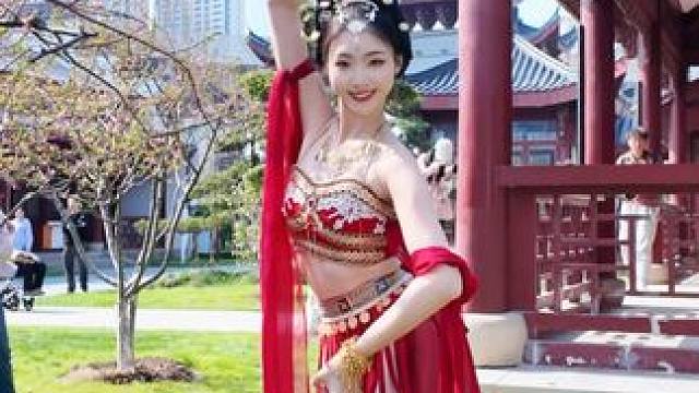 樱花树下来一曲
#国风古韵 #春日赏花 #敦煌舞 #舞蹈翻跳 #古典舞