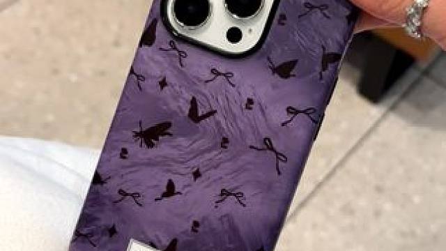 小众紫底黑蝴蝶手机壳太酷啦，姐妹们真的很个性，气场强大超帅！ #紫色手机壳 #苹果手机壳 #小众手机