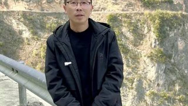 官当路位于巫山县的东北部，海拔高低落差大，山势险峻，山顶就是延绵无际的原始生林。#旅行推荐官 #户外