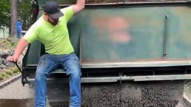 美式铺路，快捷方便。#修路 #道路施工 #路面工程 #路面修复