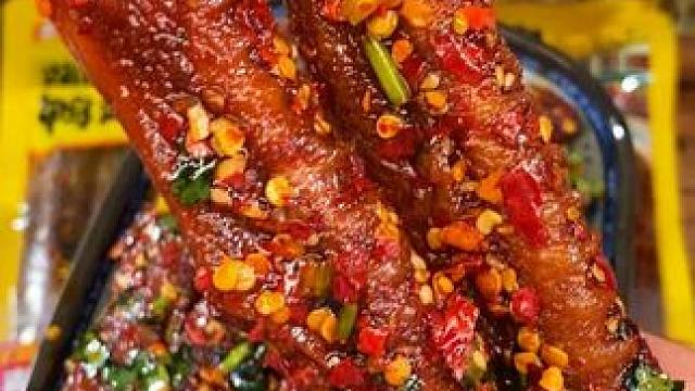 越吃越辣的爆辣鸭翅中，地道的湖南风味#无辣不欢 #下酒菜 #吃货必备 #追剧小零食