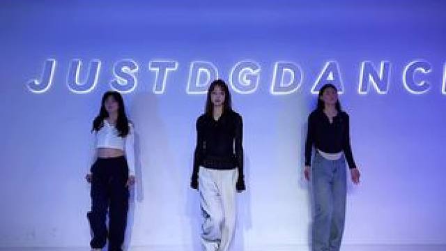 镜子不会说谎，努力终会闪光
#创作灵感 #今日份舞蹈打卡 #翻跳 #舞蹈