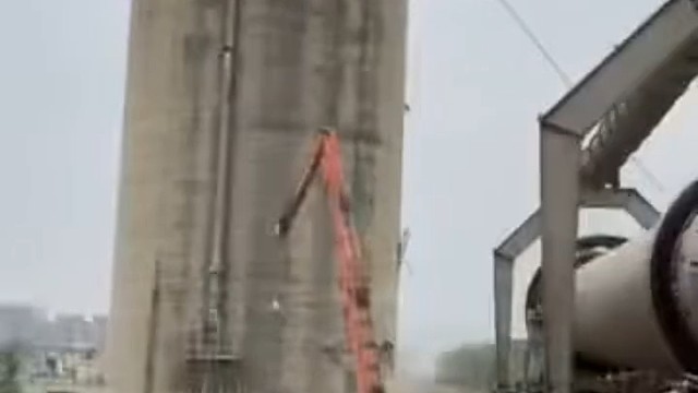 挖掘机司机还是有眼力劲啊！提前撤退了[捂脸]