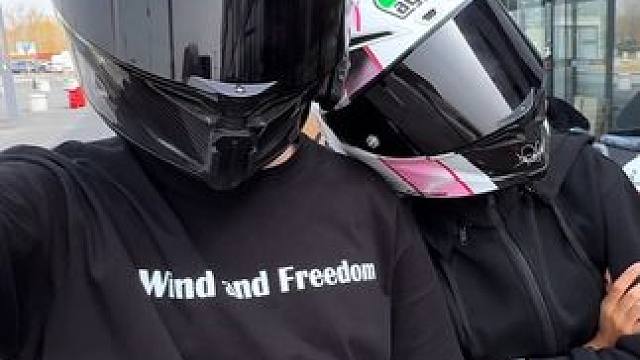 选来选去 还是雨纷飞#雨纷飞肩膀杀挑战 #机车情侣 #机车 #情侣 #无极rr660s