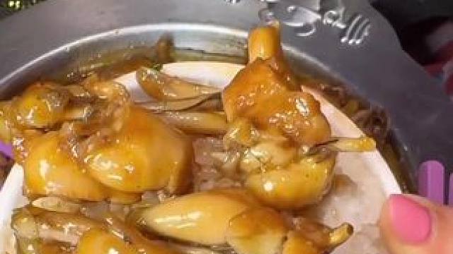 三亚赖胖子入选地方菜热销榜，五百多好评。138元双人套餐含发财煲（蟹、虾、蛙），配老盐柠檬水，赠小饮