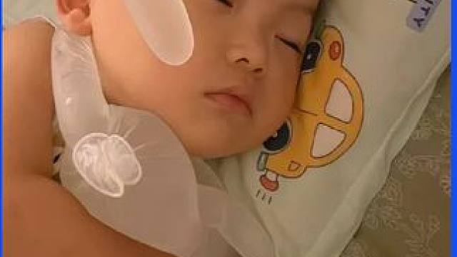 崔玉涛说孩子发烧别慌，物理降温至关重要！有娃之后才明白，孩子稍有异常就提心吊胆，唯一愿望就是孩子健健