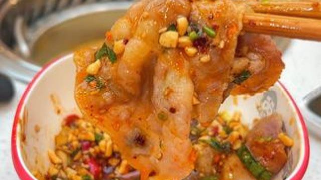 2块多锅底的小火锅~好吃还干净！！我能吃一辈子啊啊 #潍坊 #旋转小火锅