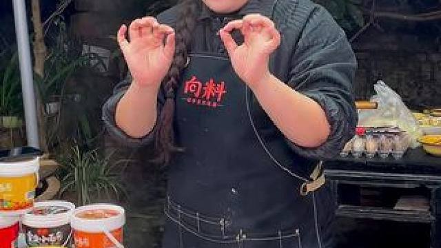 胖妹家的小面调料是没有肉的，想吃肉拍豌杂三宝哦！#妈呀太香了 #嘎嘎好吃 #重庆美食 #调料