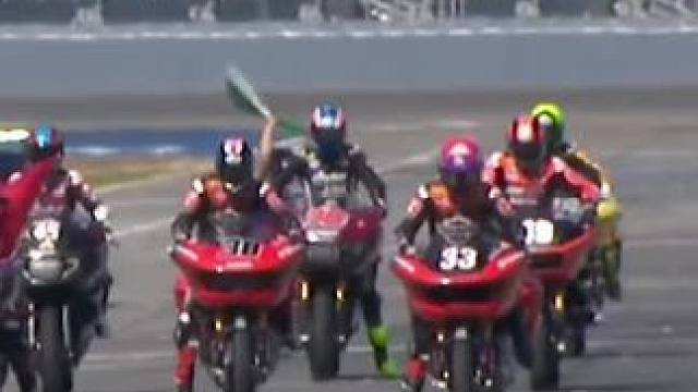 看看巡航车是怎么跑赛道
#摩托车 #哈雷 #比赛现场 #motogp #摩托车比赛