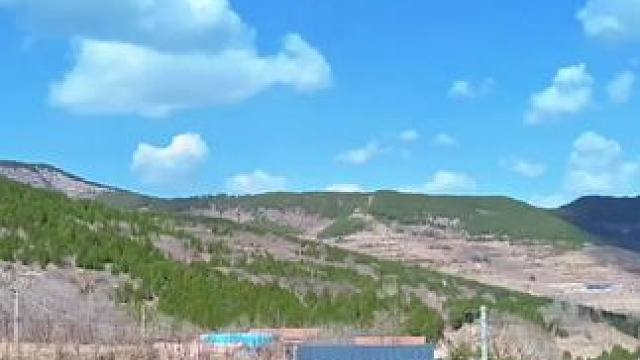 #山村行#走进彩石街道(369)白腊滩村。山村云汉透蔚蓝 万岭千峰渐绿颜。朋友们