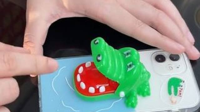 你说说这东西都是谁想出来的呢！#看看你的显眼包手机壳  #愚人节整蛊大赛#玩个很新的东西