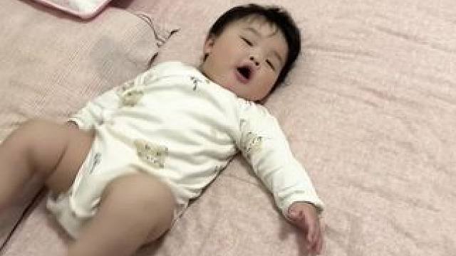 是个让他往哪边翻就往哪边翻的宝宝诶～#人类幼崽演技大考验 #越养就越上头的人类幼崽 #90后带娃系列