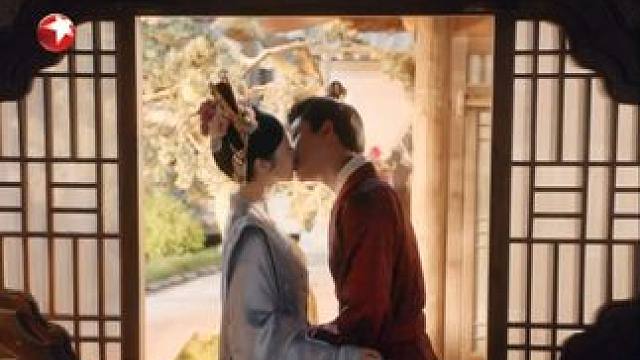 余七对皇帝还是有些怨言，不愿意去请安，经过姜似的劝解，余七还是同意了。#景甜 #张晚意 #东方卫视似