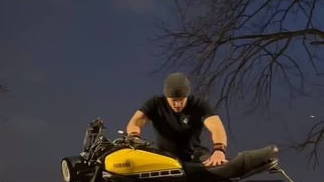 给大家表演个才艺。雅马哈xsr700 
#雅马哈 #雅马哈摩托车 #复古机车 #才艺展示 #机车