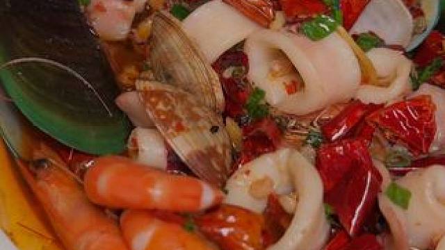 来厦门玩 花88吃海鲜大餐！5菜1汤你受得了吗？有海鲜、有鱼、有肉、有豆腐、有青菜也有鱼丸汤！分量很