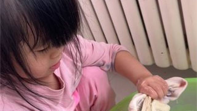 萌娃的日常 #小盆友的日常 #能干的娃 #自己事情自己做 #最忙的小孩 #看看这小孩在干嘛 只要安全