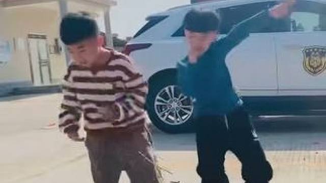 #爱跳舞的小朋友 #一起长大一起玩耍 #村里最靓的仔 #两只小可爱