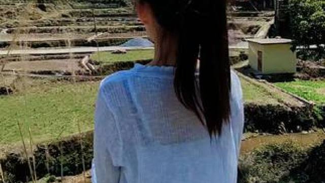 小时候不懂，觉得老家的一切都是土里土气的，向往着大城市的繁华，兜兜转转后来才发现，原来最美的风景就是