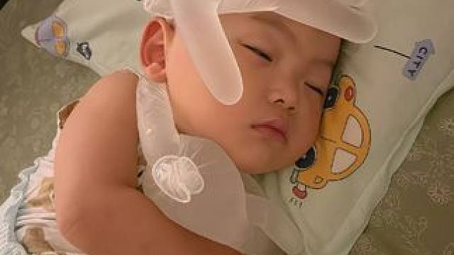 崔玉涛说孩子发烧别慌，物理降温至关重要！有娃之后才明白，孩子稍有异常就提心吊胆，唯一愿望就是孩子健健