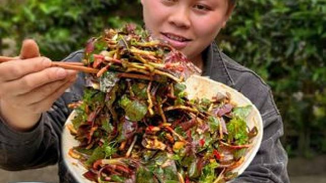 今天做个凉拌折耳根，配着辣椒炒蛋吃过瘾 