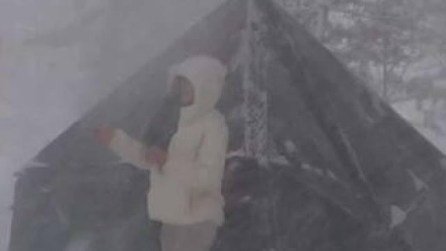一个女生暴风雪中露营 #露营报告 #雪地露营报告