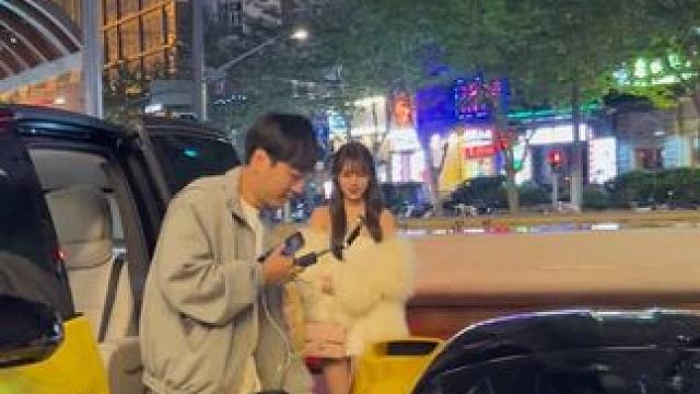 酒店门口，偶遇小酷哥亲自开着法拉利，带18岁校花去外滩兜风，生活太潇洒了#dou是好车 #小小酷#法